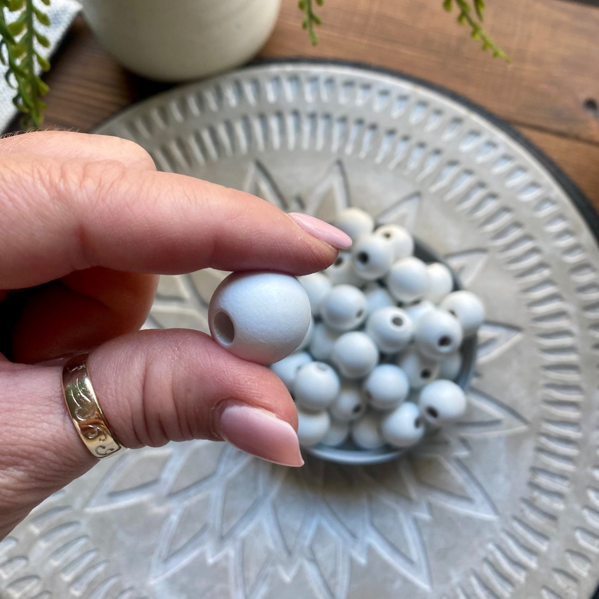 24 Pack | Wooden Round Beads | 20 x 18mm | Hole 4mm | White - Cottonknotsxx