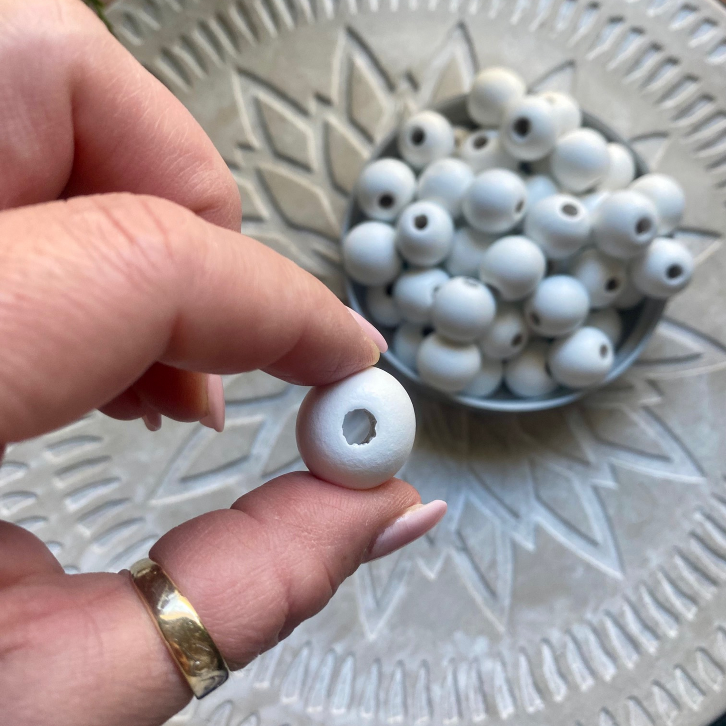 24 Pack | Wooden Round Beads | 20 x 18mm | Hole 4mm | White - Cottonknotsxx